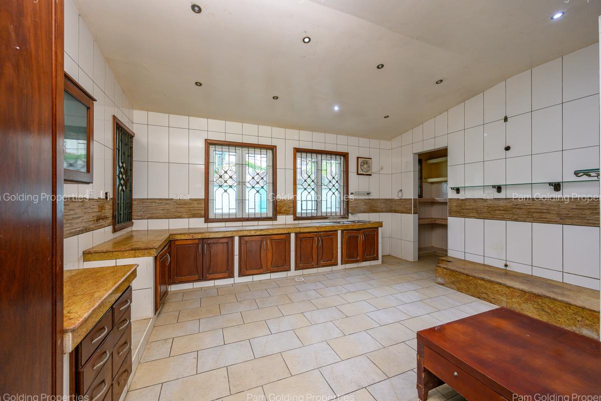 6 Bed House with En Suite in Kizingo - 6