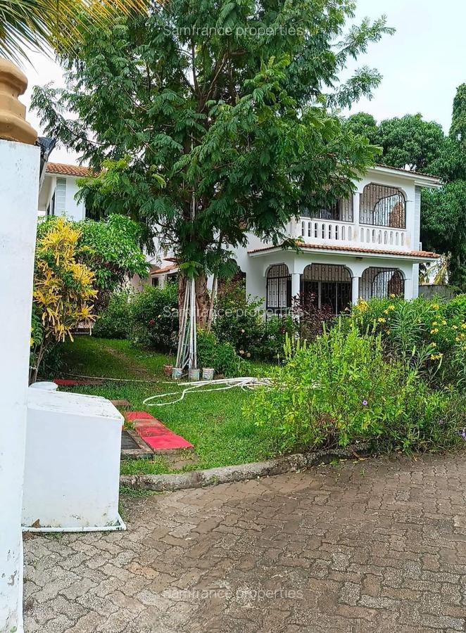 4 Bed Villa with En Suite at Links Road - 4