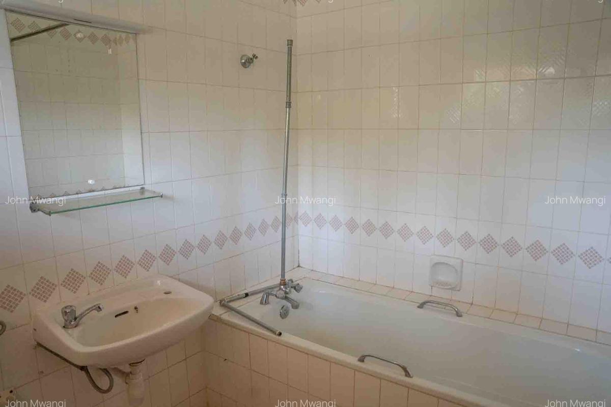 5 Bed House with En Suite in Nyari - 6