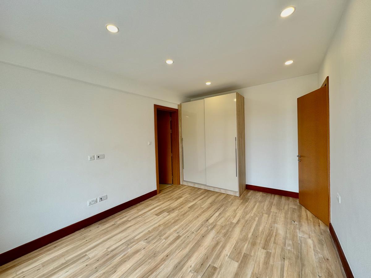 3 Bed Apartment with En Suite in Parklands - 8