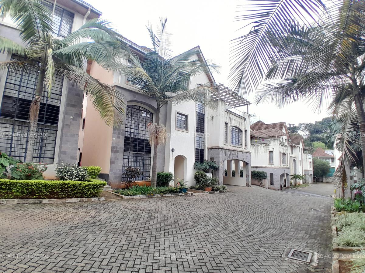 5 Bed Townhouse with En Suite at Lavington - 1