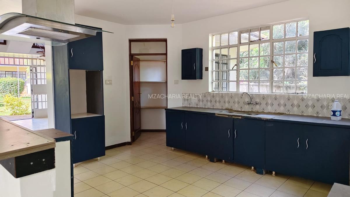 4 Bed House with En Suite in Spring Valley - 6