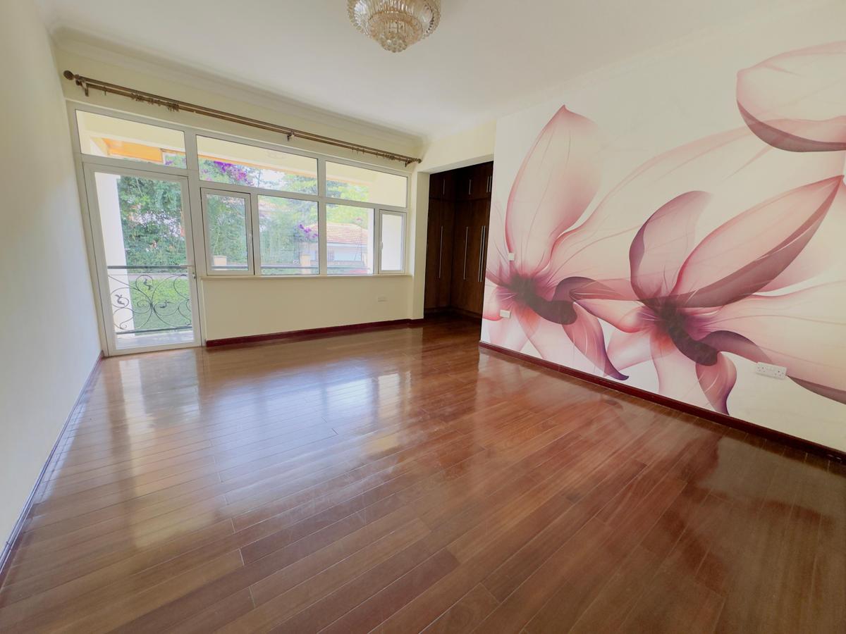 5 Bed House with En Suite at Mimosa Drive - 3