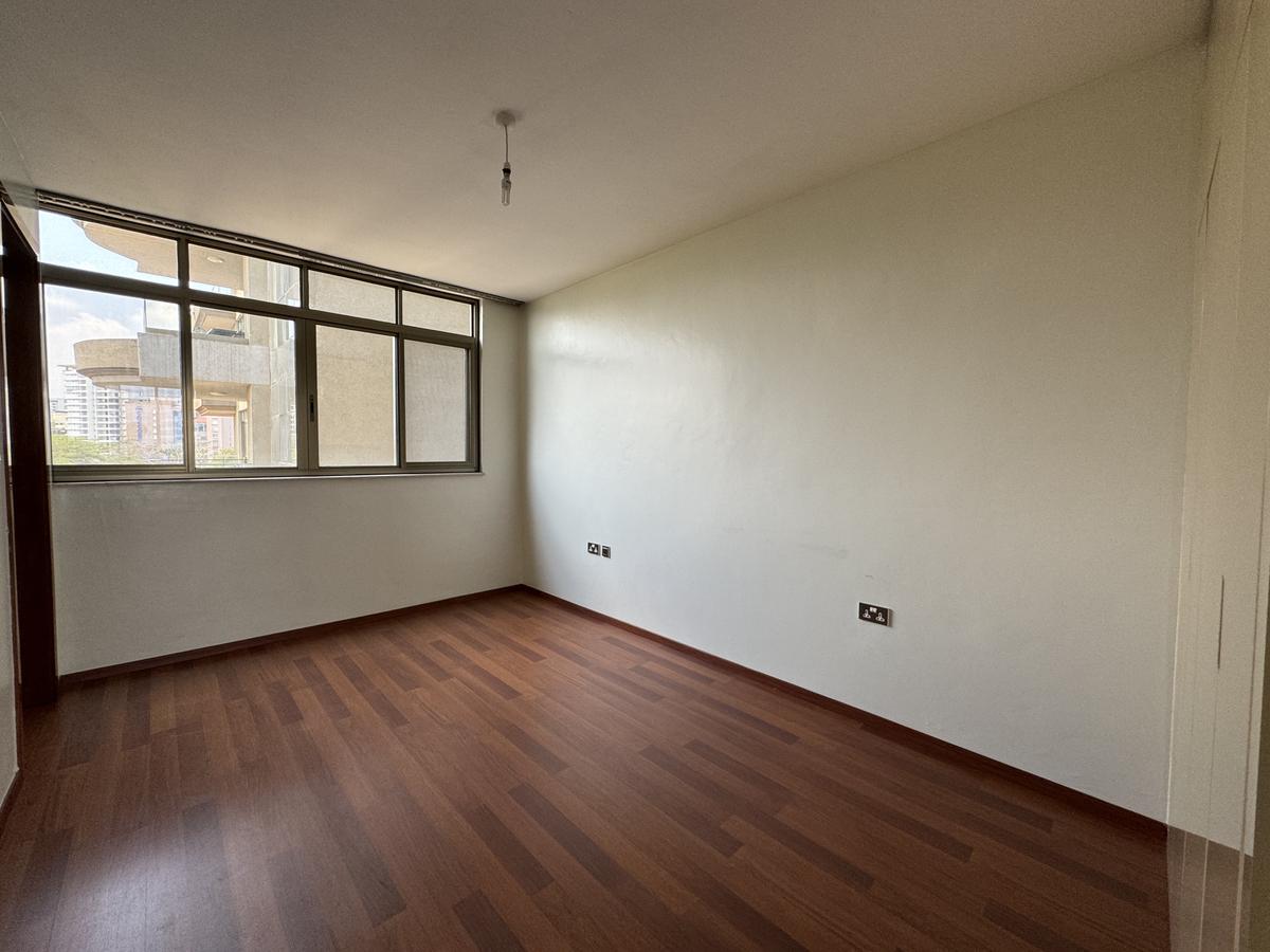 3 Bed Apartment with En Suite in Parklands - 15