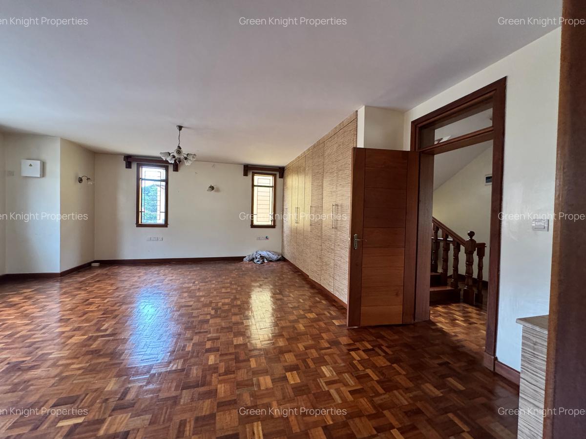 5 Bed Townhouse with En Suite in Lavington - 2