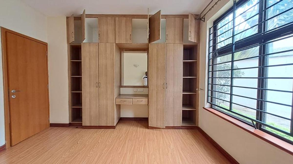 6 Bed Townhouse with En Suite in Lavington - 19