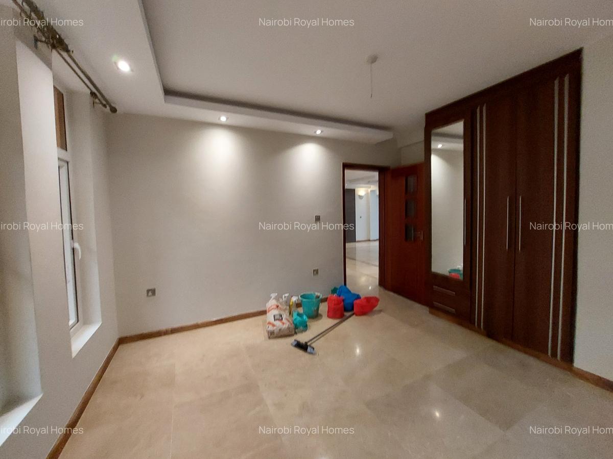 5 Bed Townhouse with En Suite at Lavington Road - 10