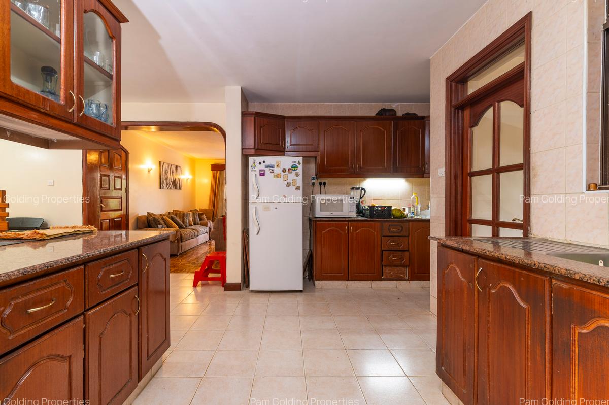 4 Bed Apartment with En Suite at Brookside - 6