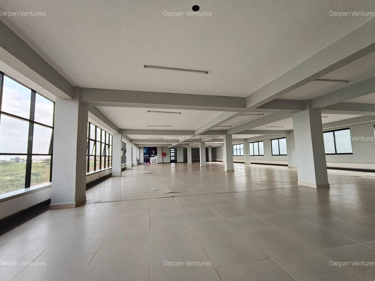 5,000 ft² Office with Service Charge Included in Tatu City - 1