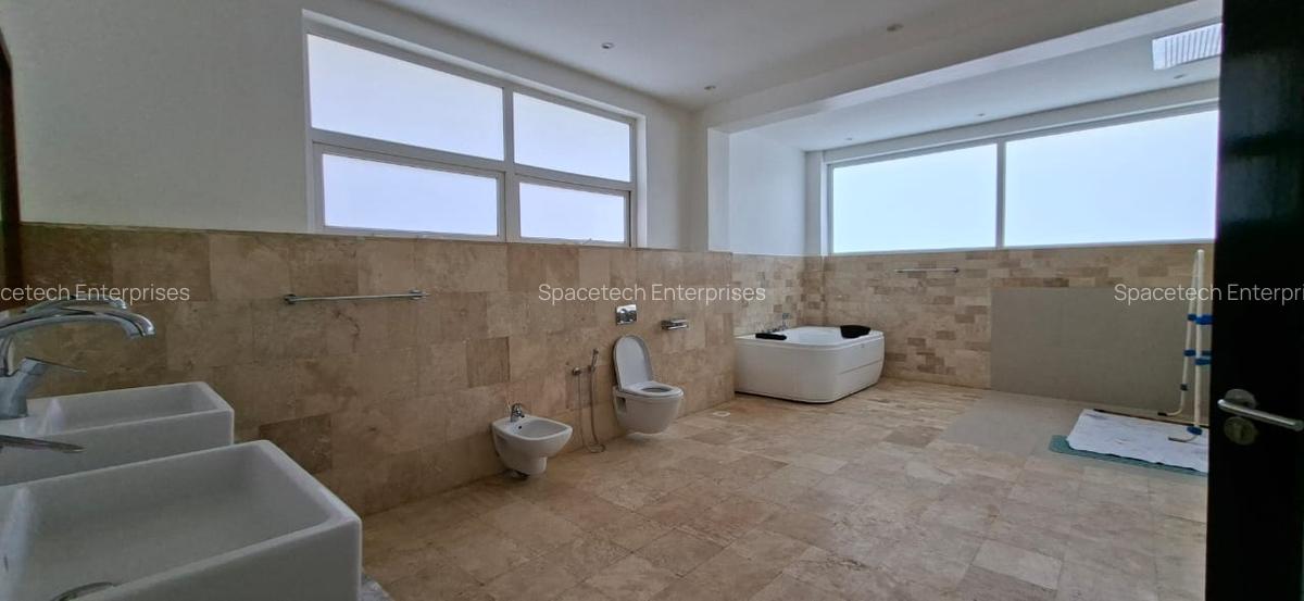 5 Bed House with En Suite in Runda - 11