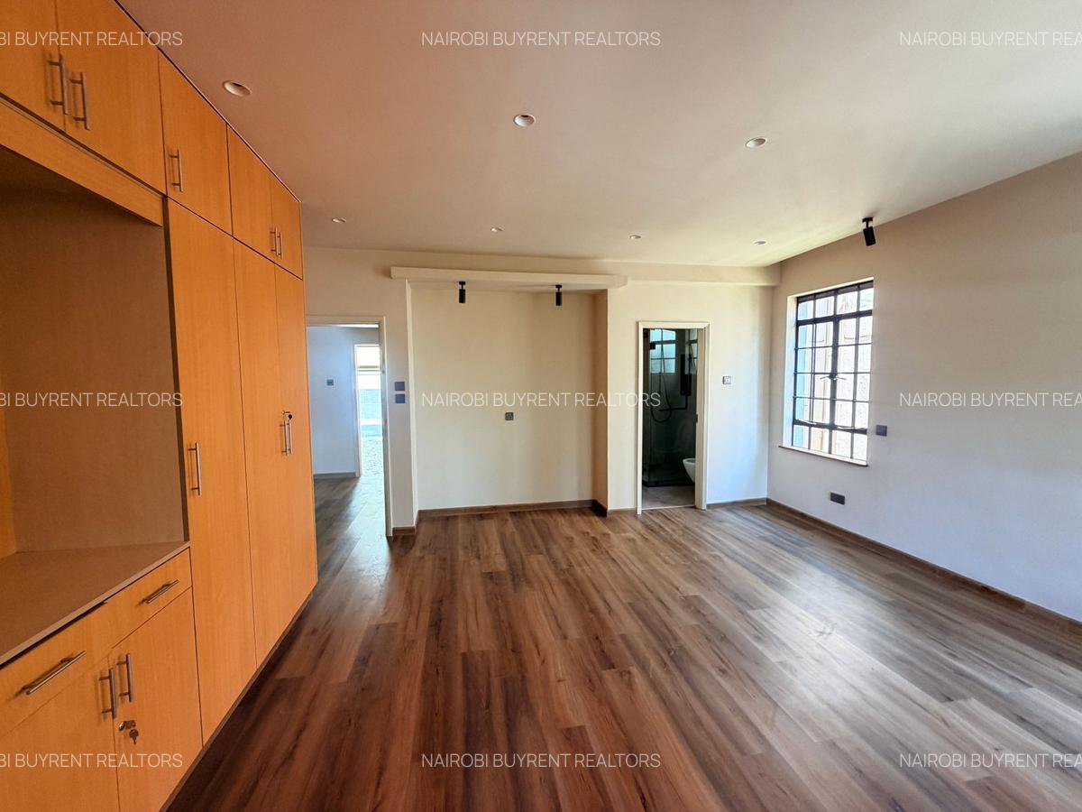 4 Bed Townhouse with En Suite in General Mathenge - 11