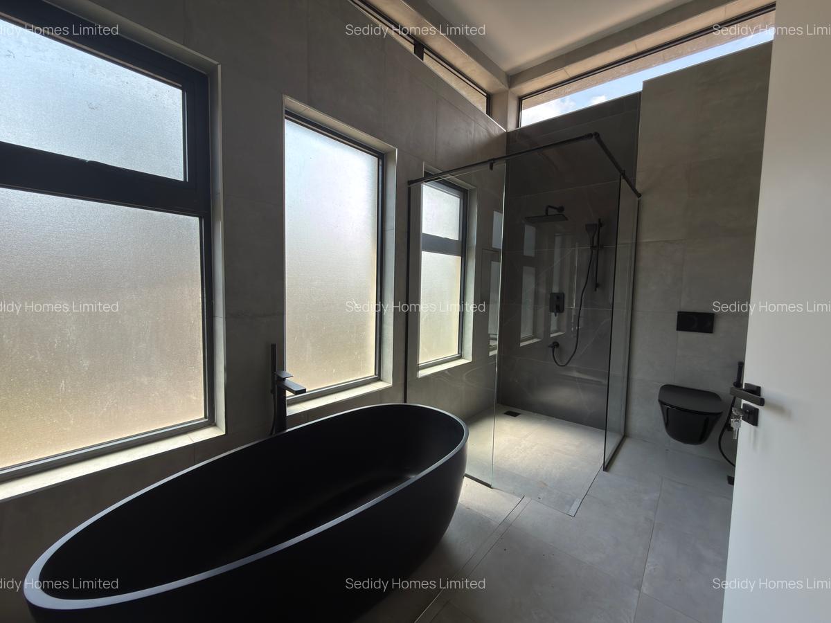 5 Bed Townhouse with En Suite in Runda - 18