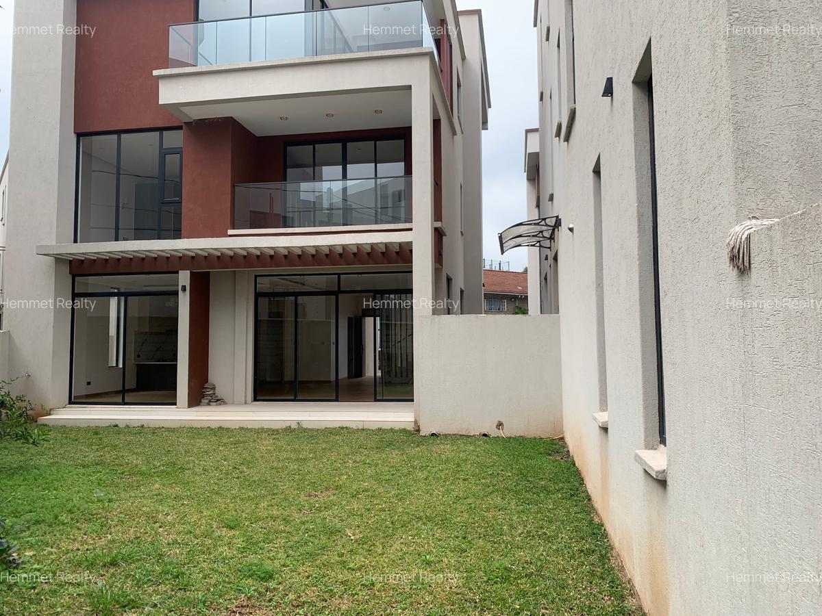 5 Bed Townhouse with En Suite in Lavington - 12