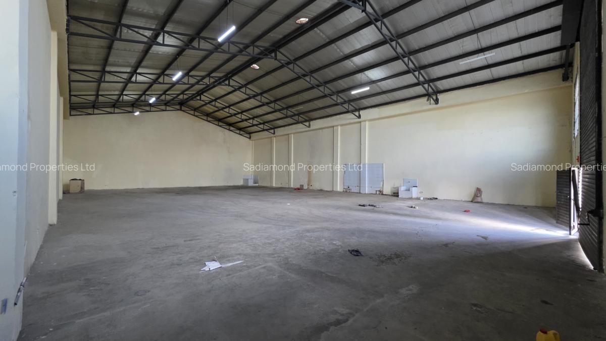 5,000 ft² Warehouse with Parking in Industrial Area - 5