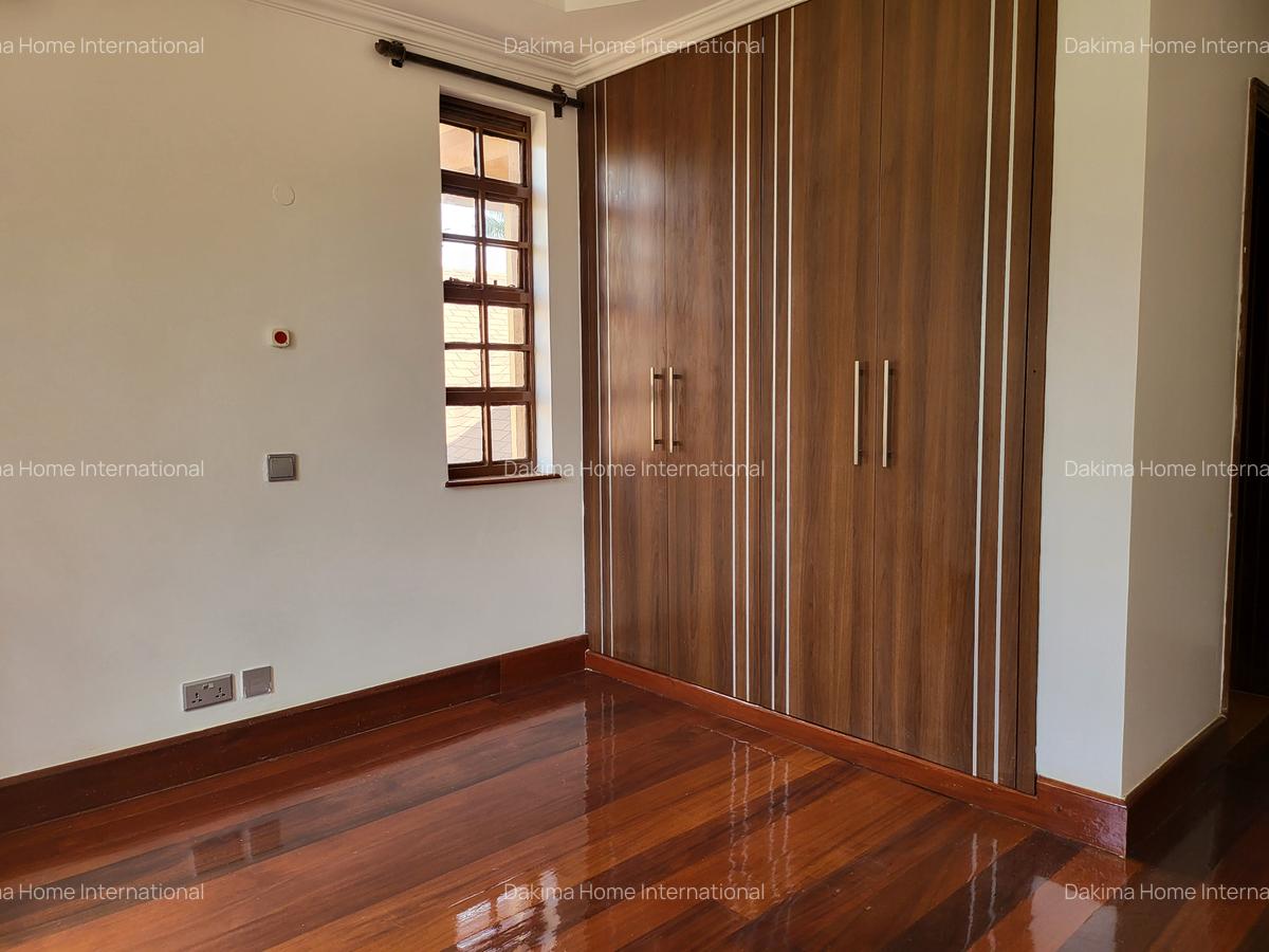 5 Bed House with En Suite in Runda - 14