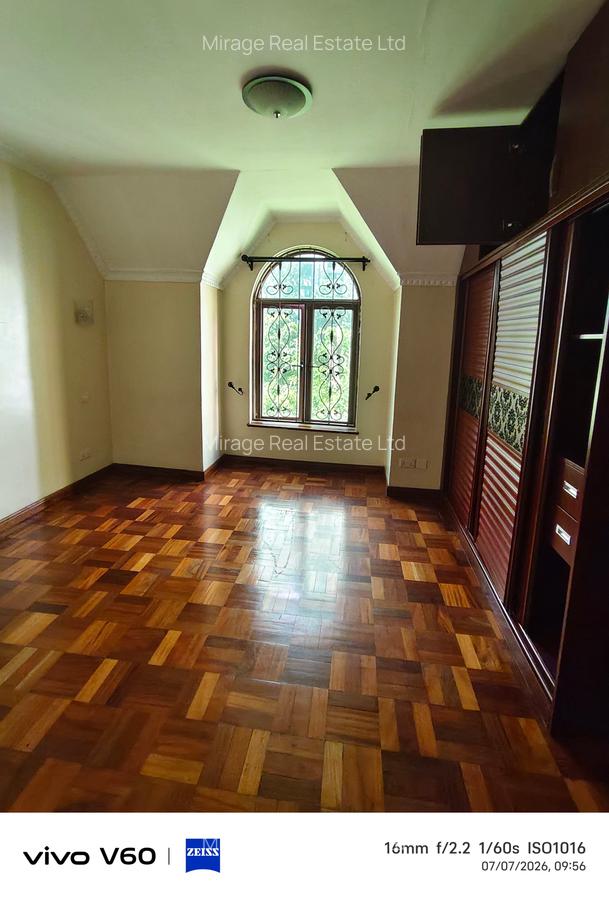 5 Bed Villa with En Suite in Lavington - 10