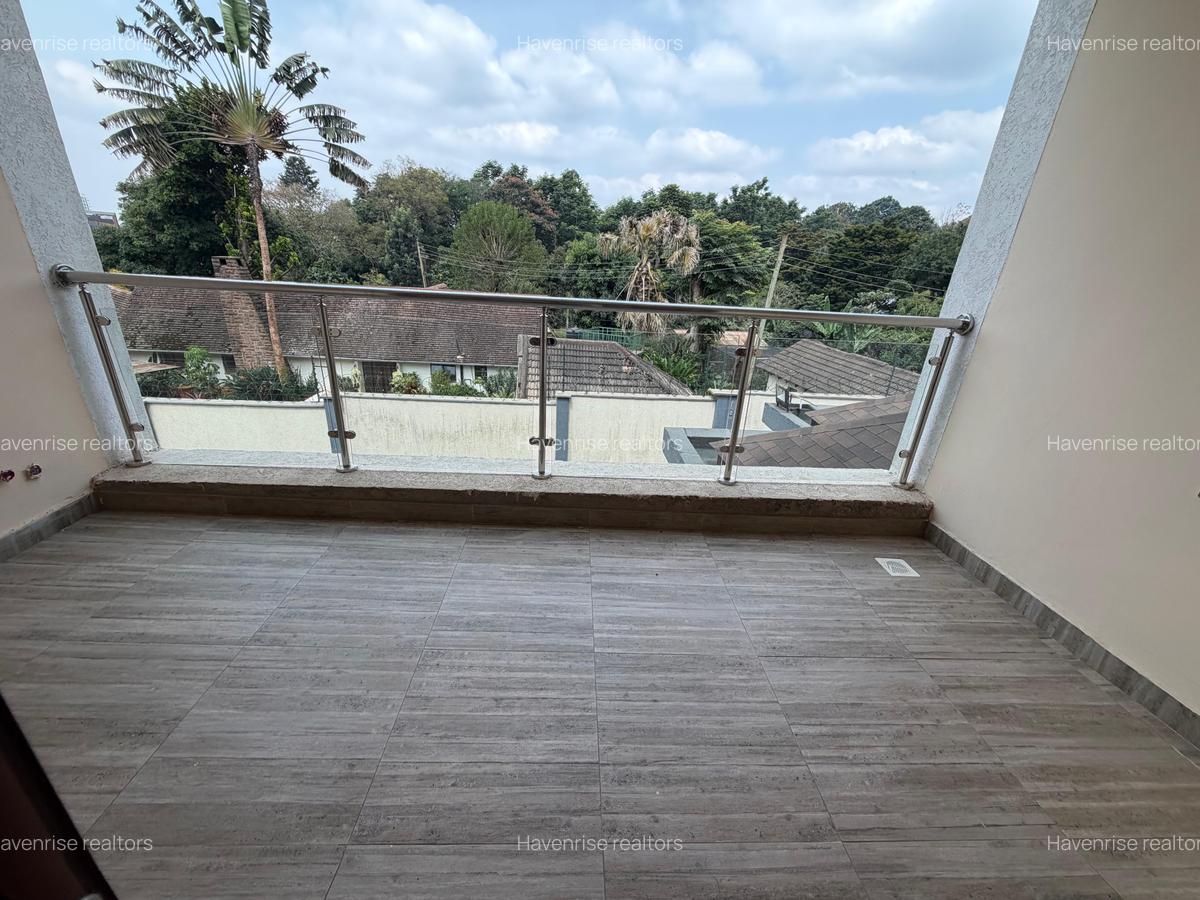 5 Bed House with En Suite at Rosslyn - 12