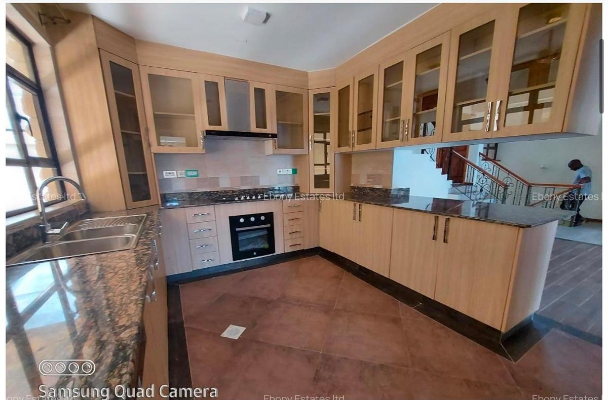 5 Bed Townhouse with En Suite in Lavington - 5
