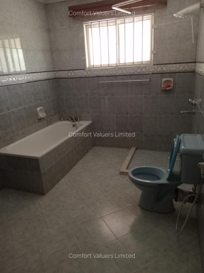 5 Bed Villa with En Suite at Lavington Green - 14
