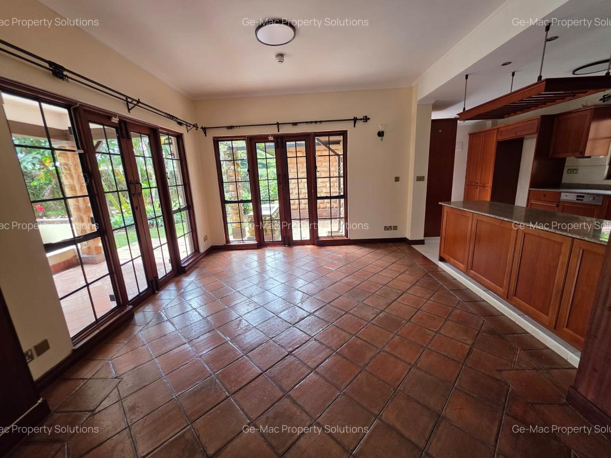 4 Bed House with En Suite in Ridgeways - 14