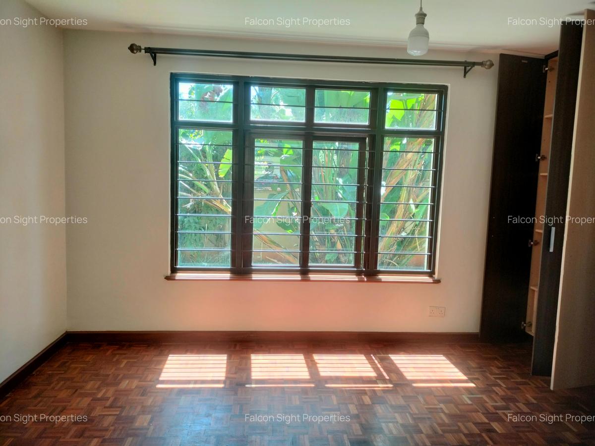 5 Bed Townhouse with Garden at Situated In Ambiance Neighborhood - 12