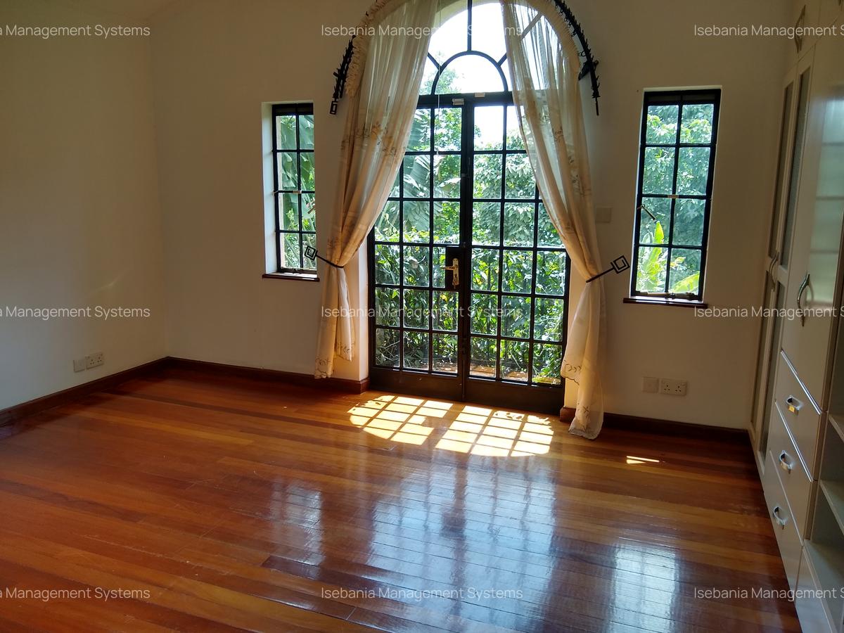 4 Bed House with En Suite at - 11