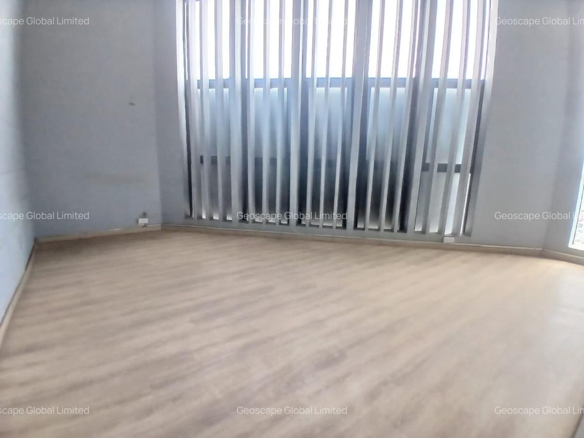 6,500 ft² Warehouse with Parking in Industrial Area - 3