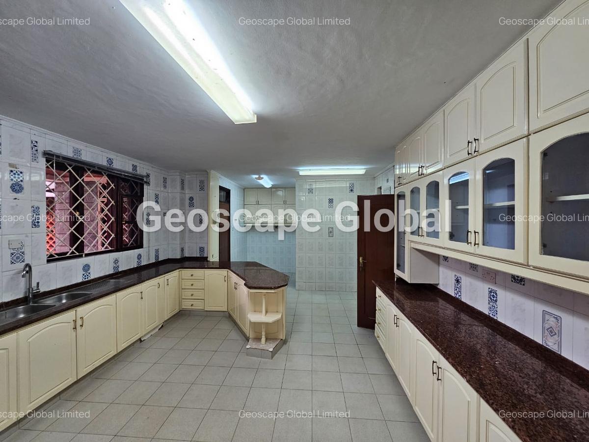 5 Bed House with En Suite in Runda - 8