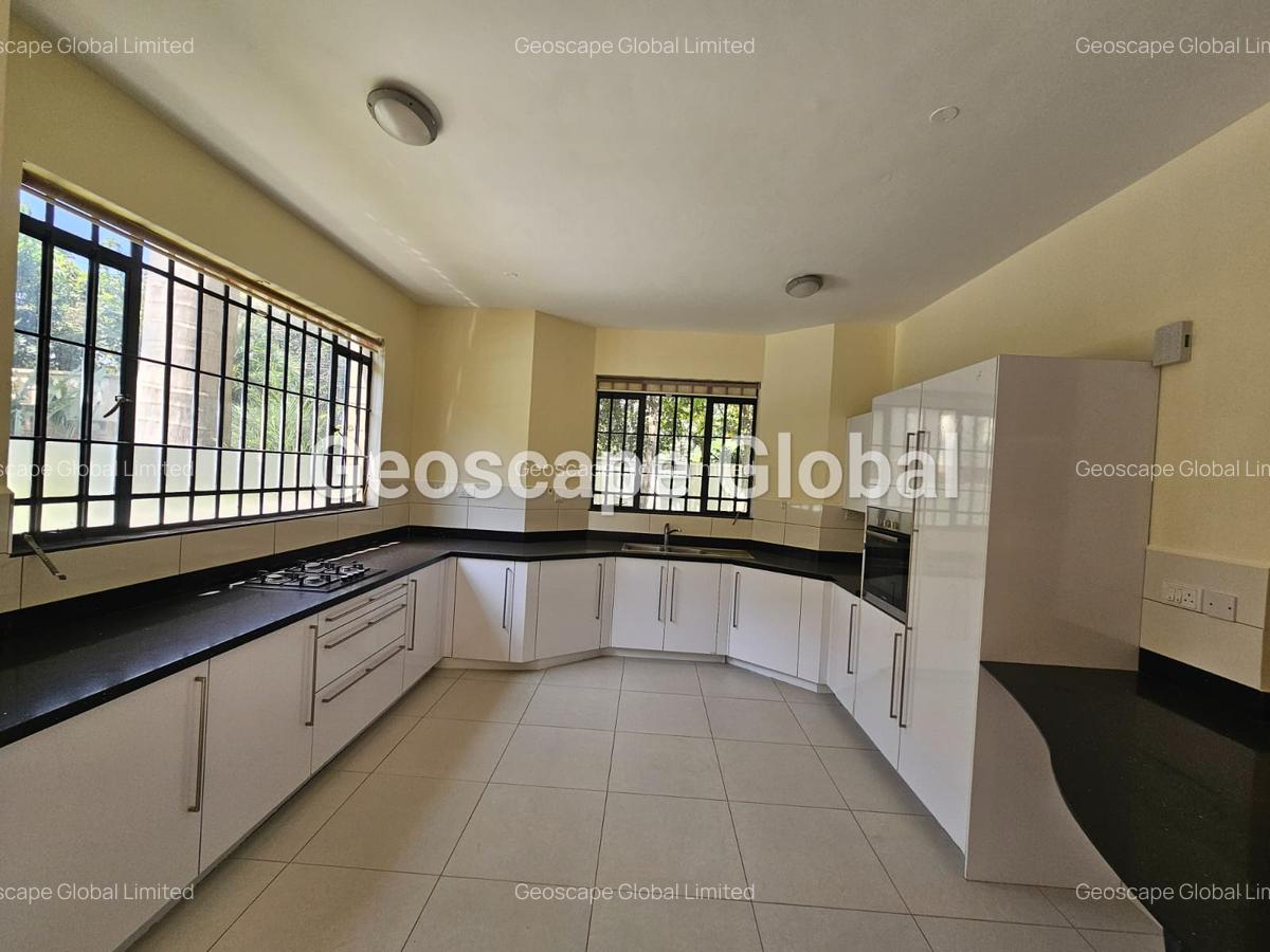 5 Bed Townhouse with En Suite in Lavington - 2