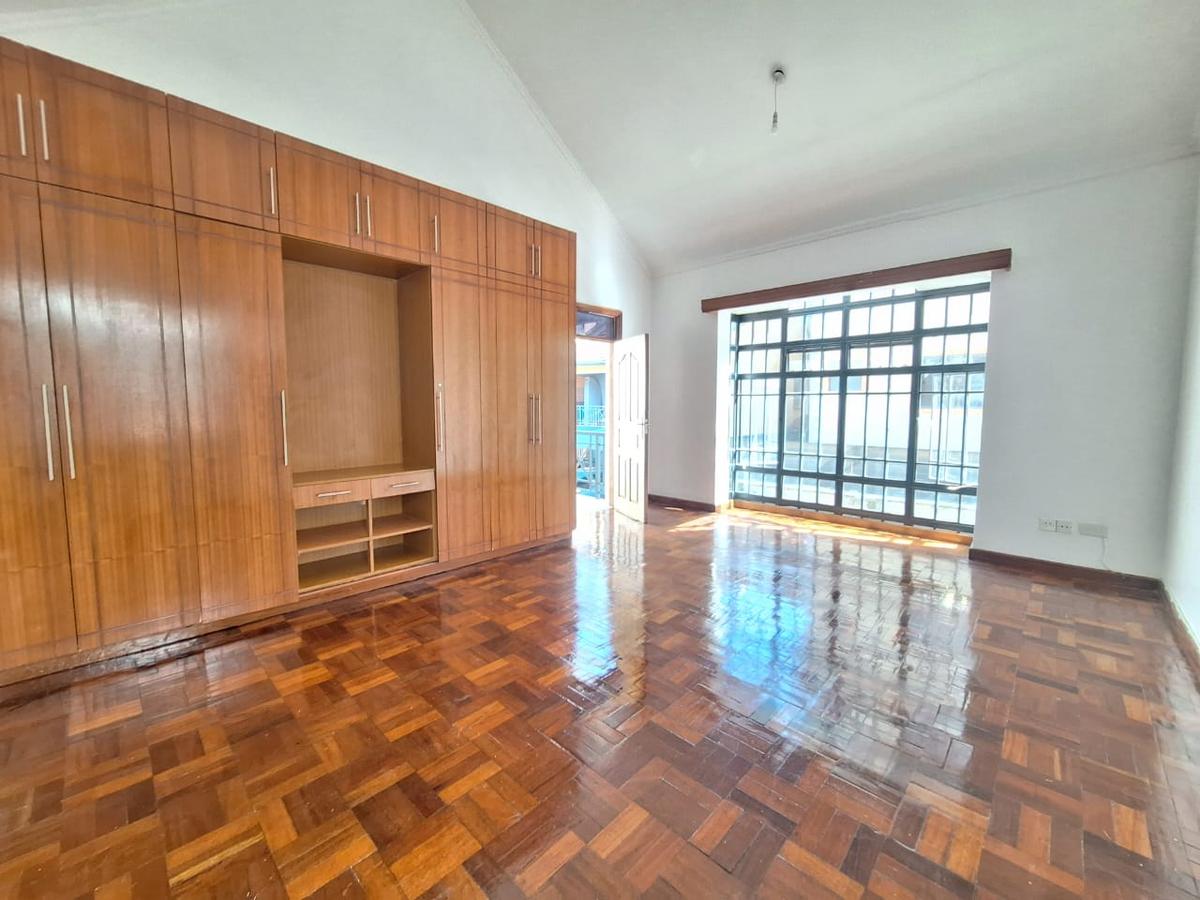 4 Bed Townhouse with En Suite at Lavington - 12