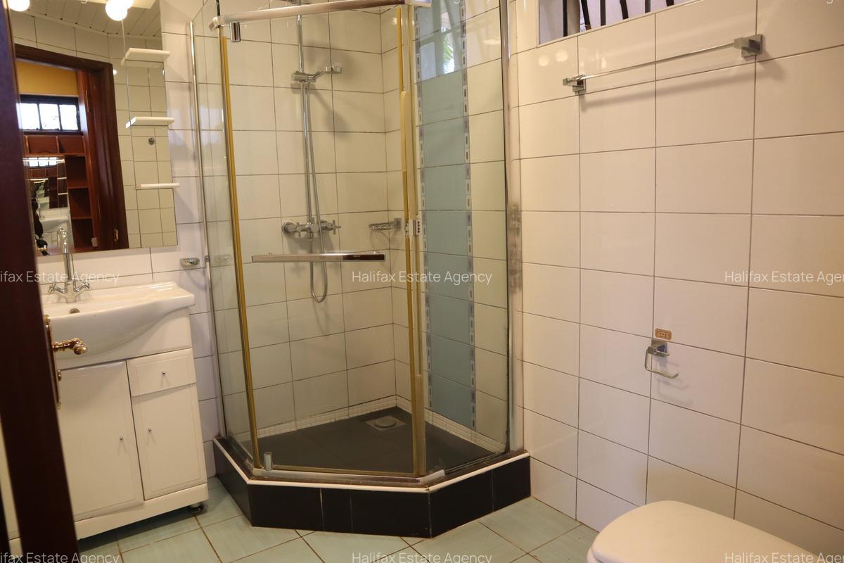 5 Bed Villa with En Suite in Brookside - 4