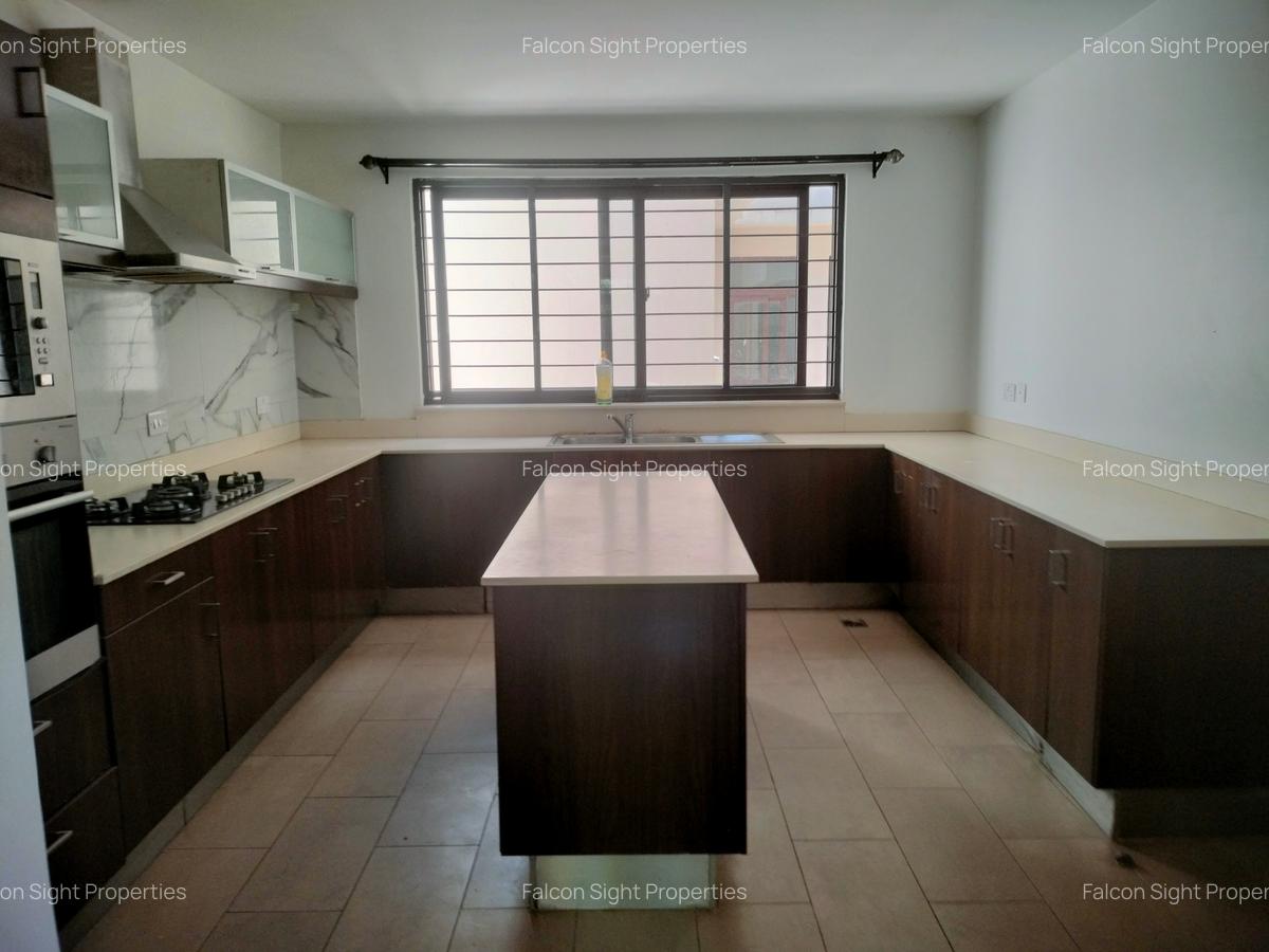 5 Bed Townhouse with Garden at Situated In Ambiance Neighborhood - 11