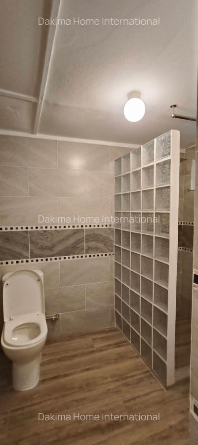 4 Bed House with En Suite in Rosslyn - 6