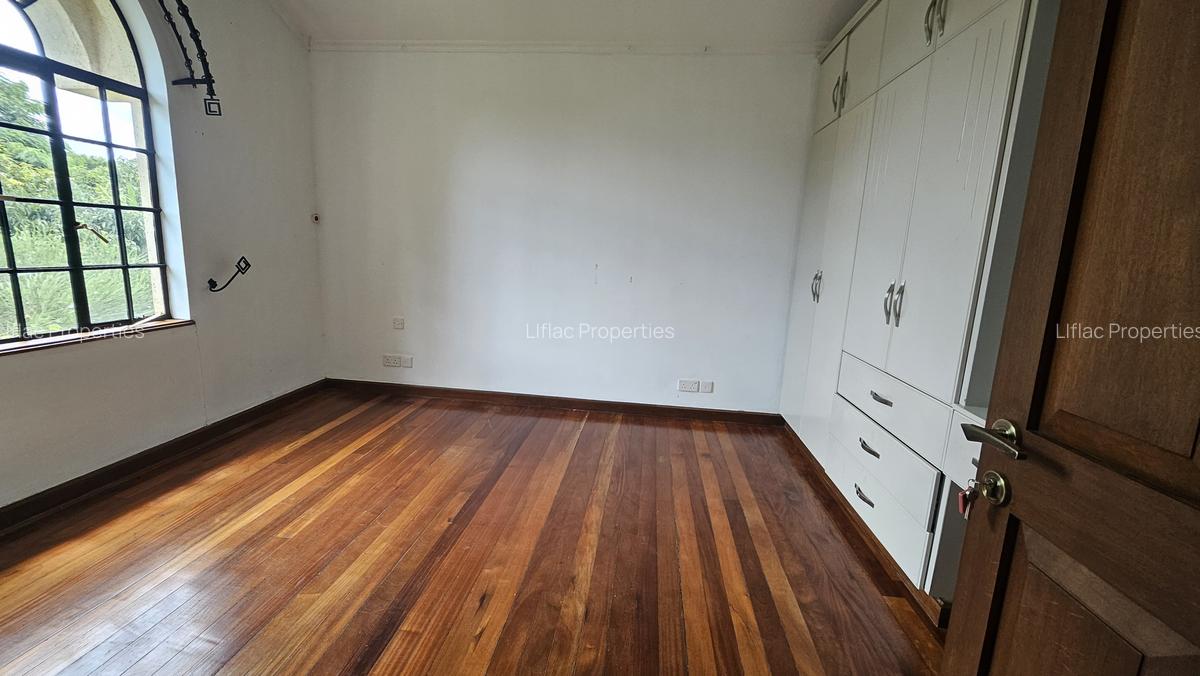 5 Bed House with En Suite in Runda - 14