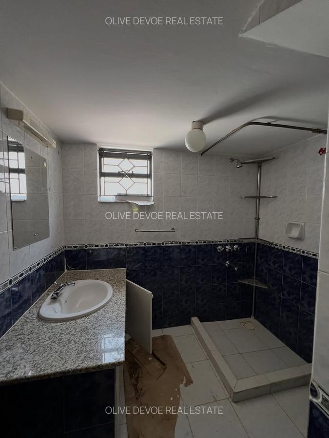 4 Bed Townhouse with En Suite in Spring Valley - 17