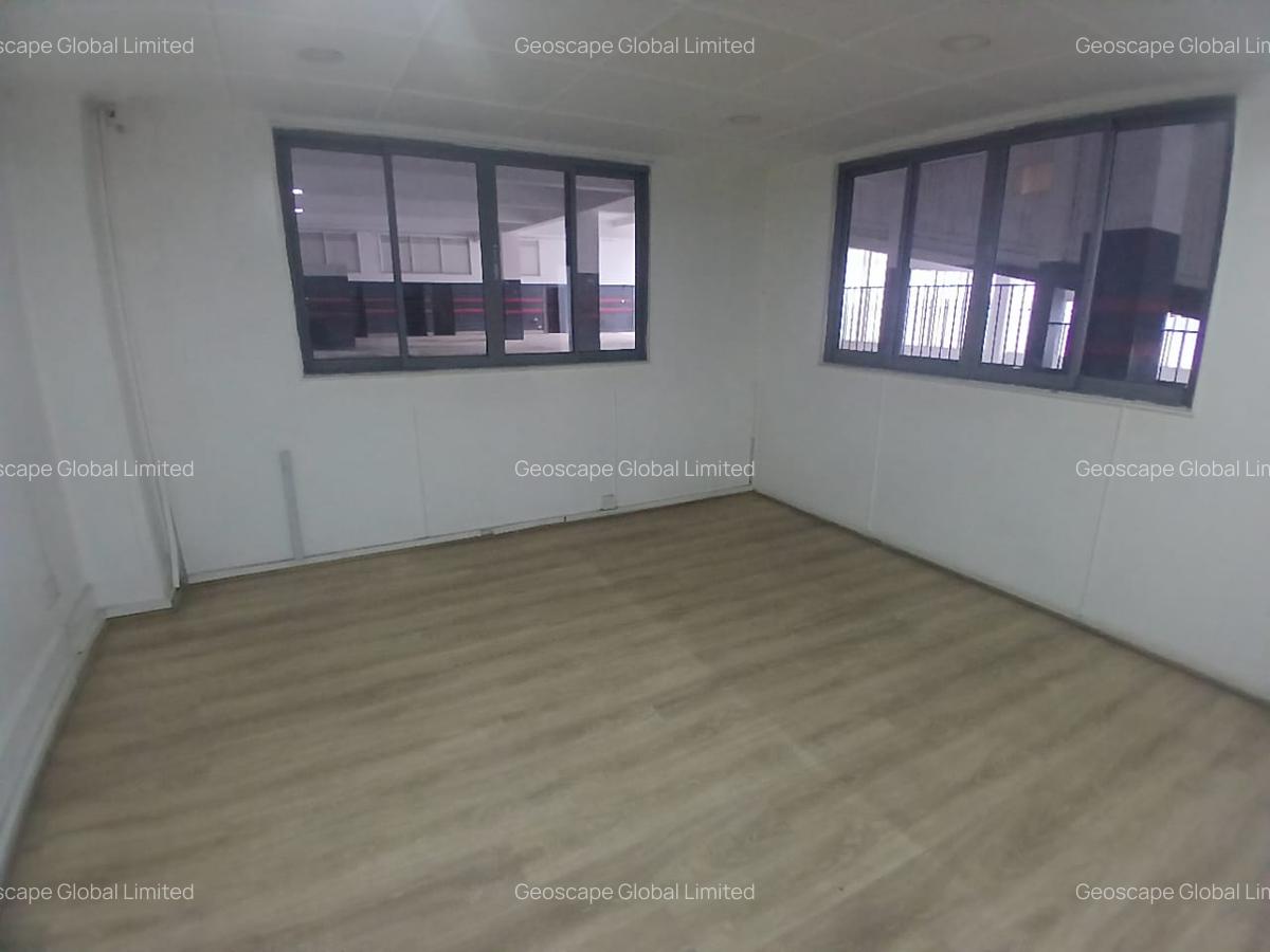 6,499 ft² Warehouse with Parking in Industrial Area - 9