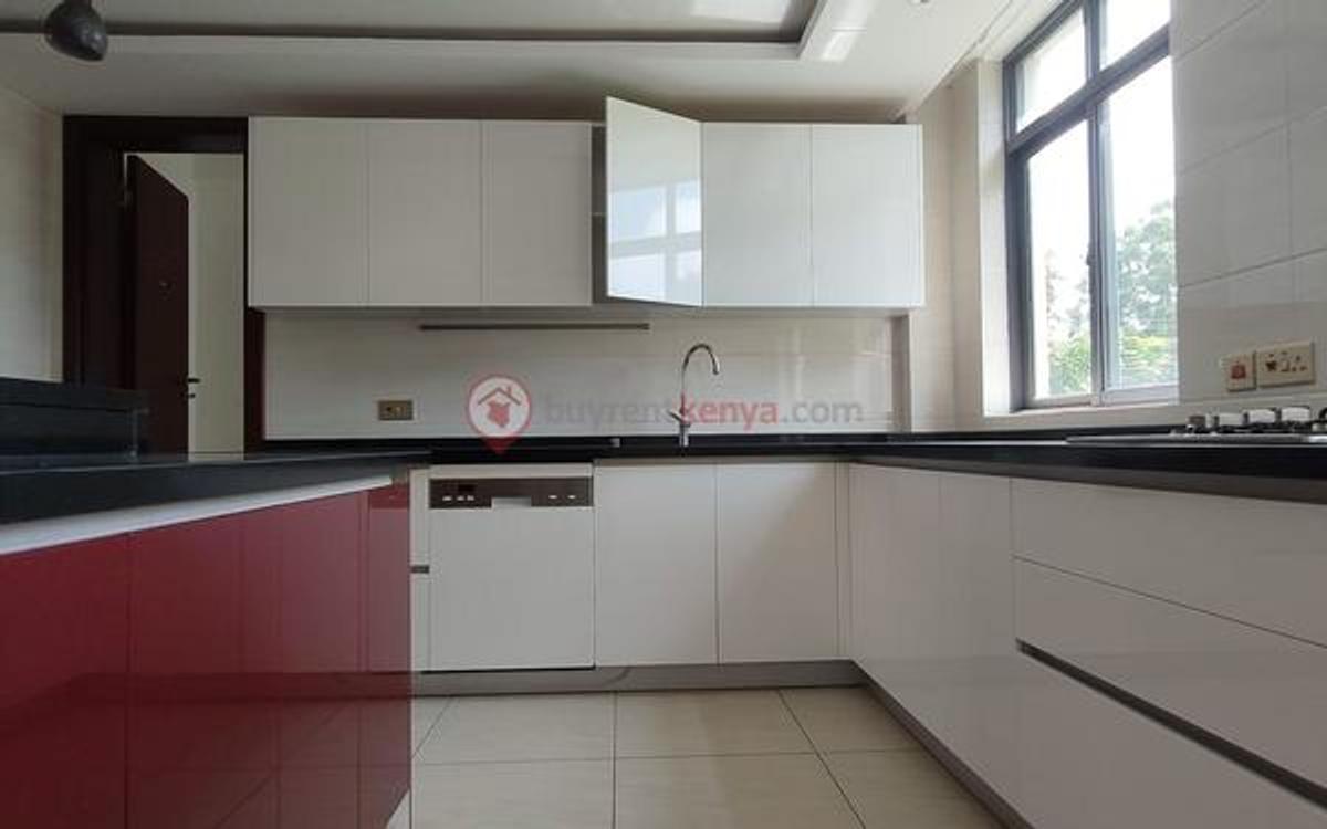 5 Bed Townhouse with En Suite at Lavington - 5