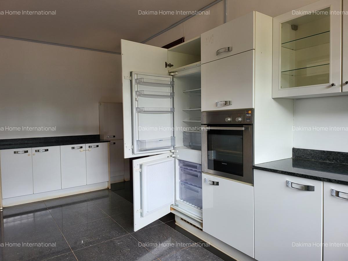 4 Bed Townhouse with En Suite in Rosslyn - 4