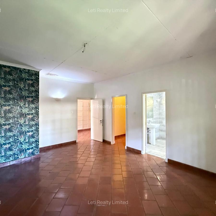 4 Bed House with En Suite in Lavington - 10