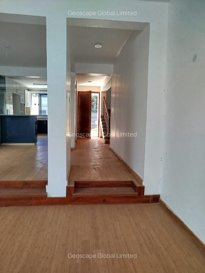 5 Bed House with En Suite in Lavington - 7