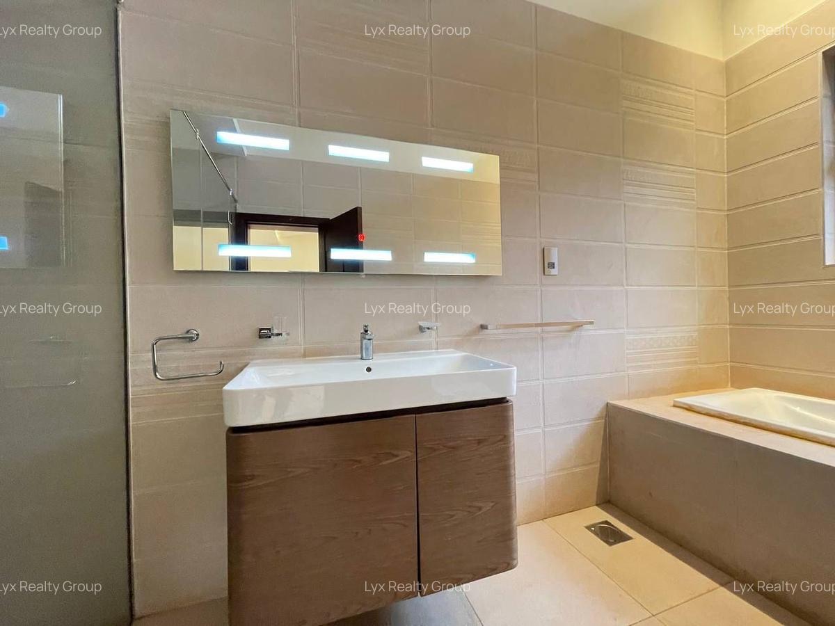 5 Bed Villa with En Suite in Spring Valley - 10