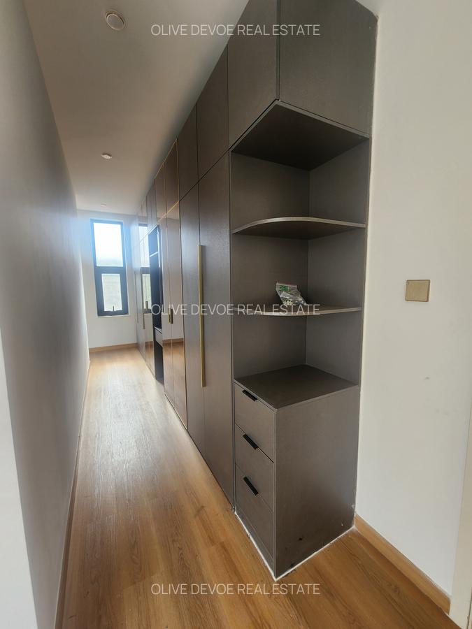 5 Bed Townhouse with En Suite in Lavington - 2