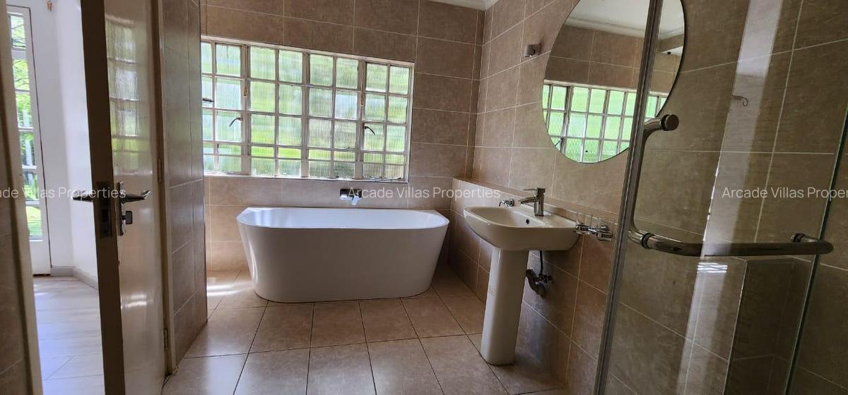 4 Bed House with En Suite in Lavington - 12