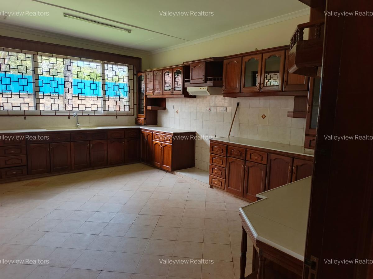 4 Bed Townhouse with En Suite at Lavington - 11