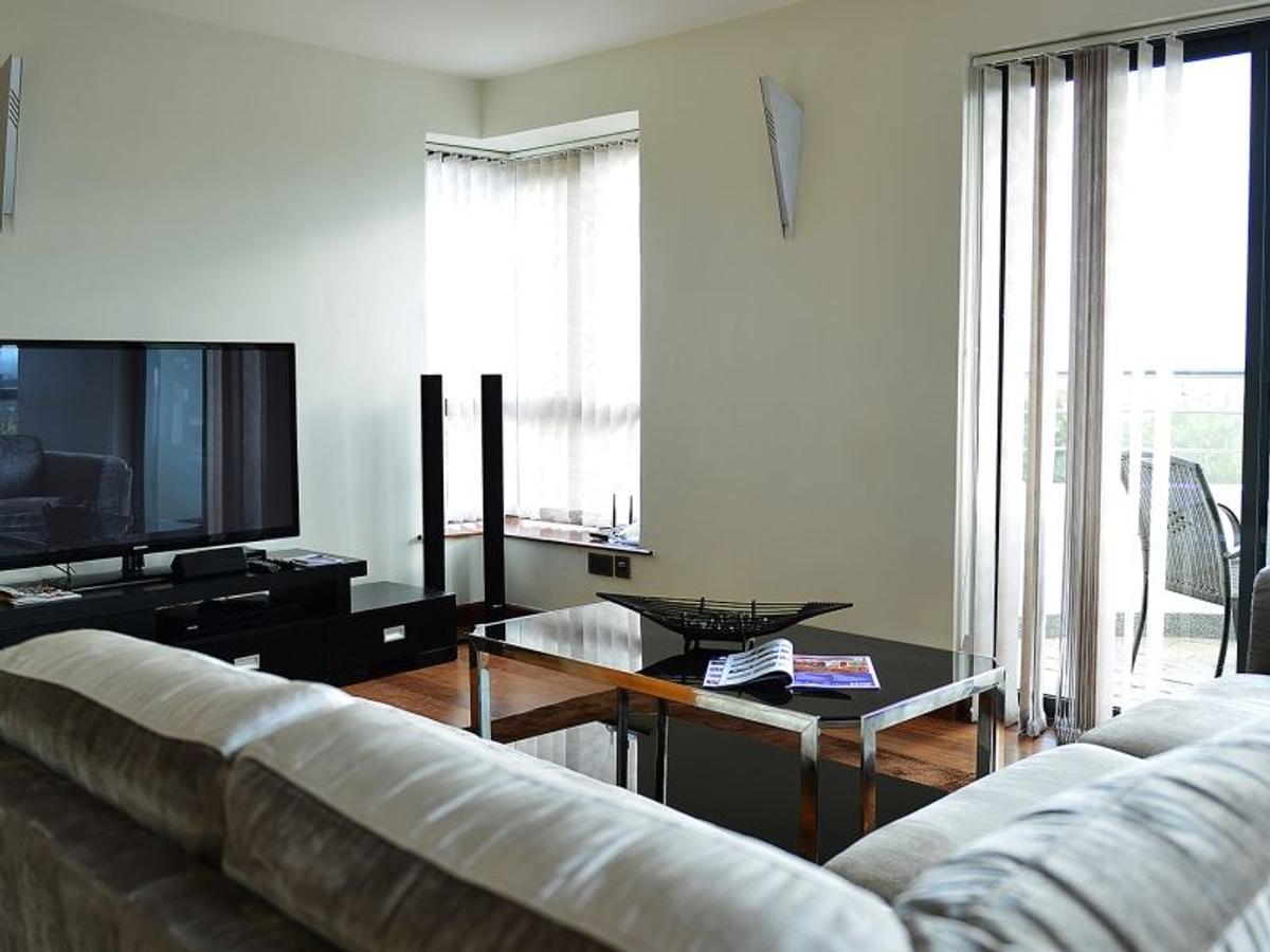 Serviced 2 Bed Apartment at Wood Avenue - 4