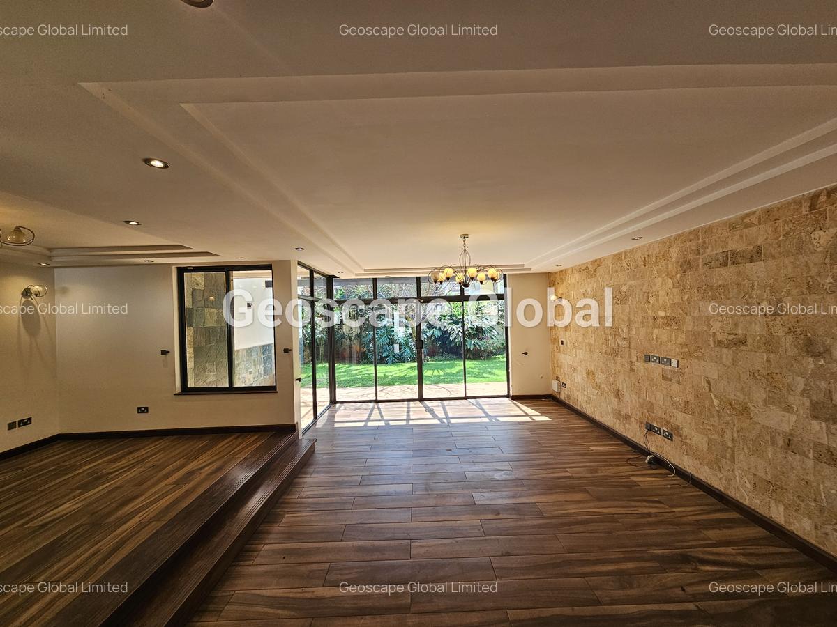5 Bed House with En Suite in Lavington - 11