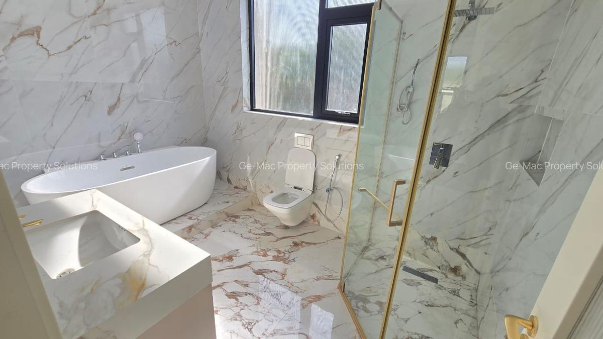 5 Bed House with En Suite in Lavington - 5