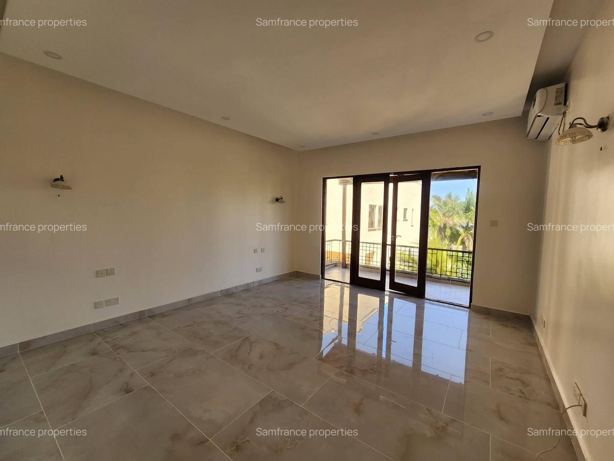 Serviced 3 Bed Apartment with En Suite at Green Wood - 3