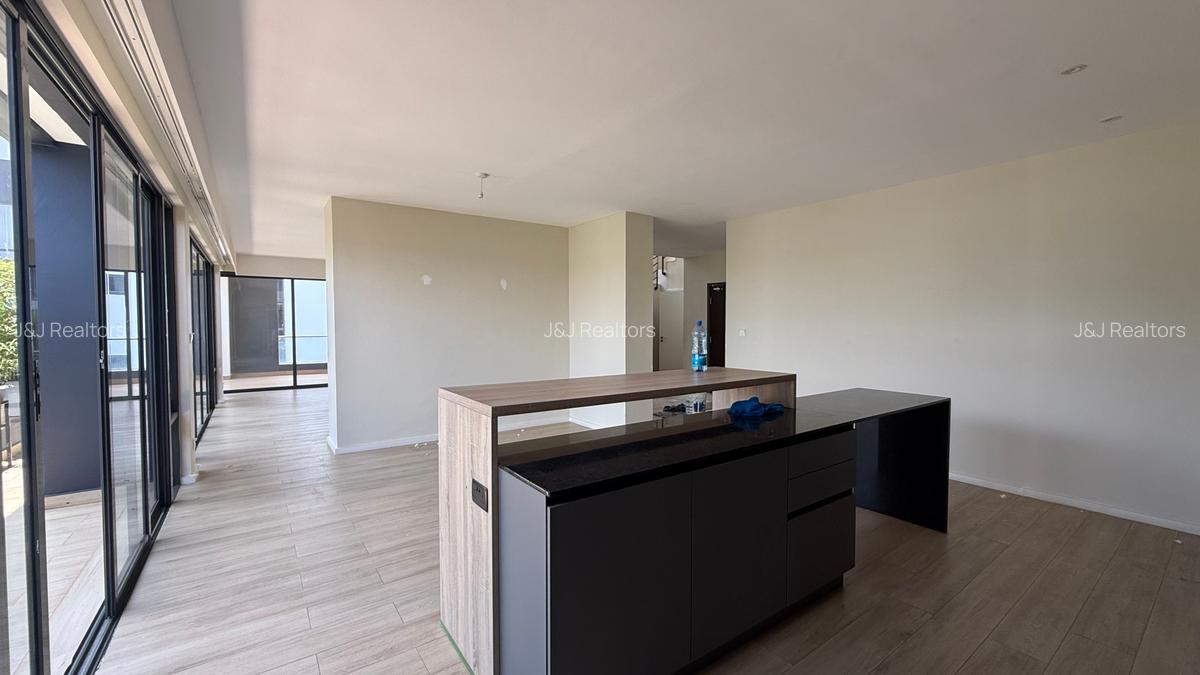 4 Bed Apartment with En Suite in Riverside - 11