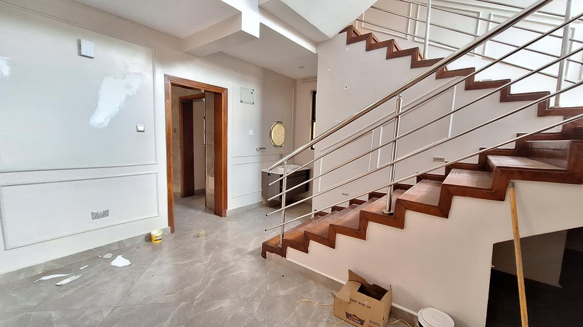 5 Bed Townhouse with En Suite in Lavington - 3